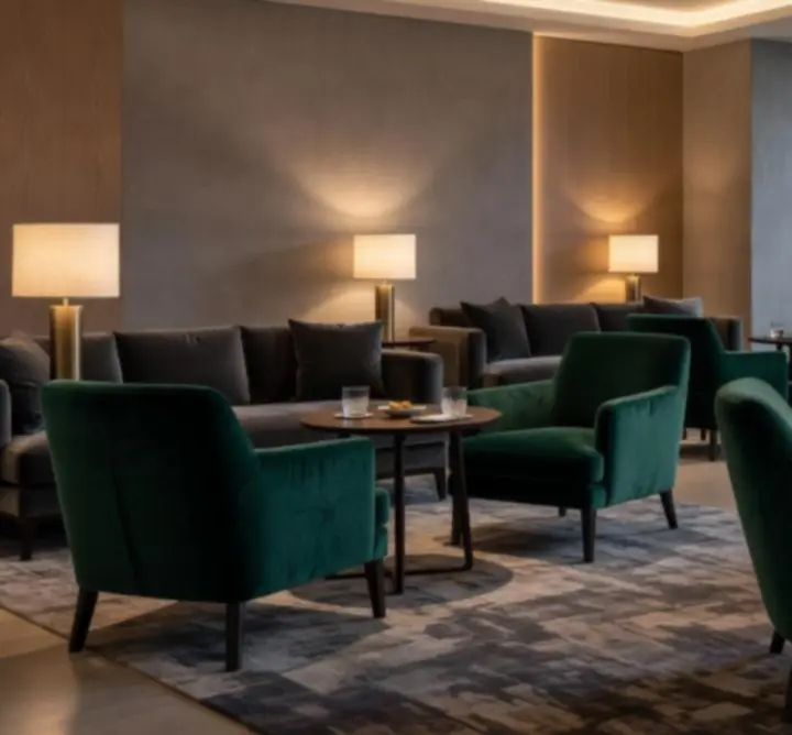 Exkluzivní lounge OFFLINE ZABAVA HUB s pohodlným posezením a tlumeným osvětlením